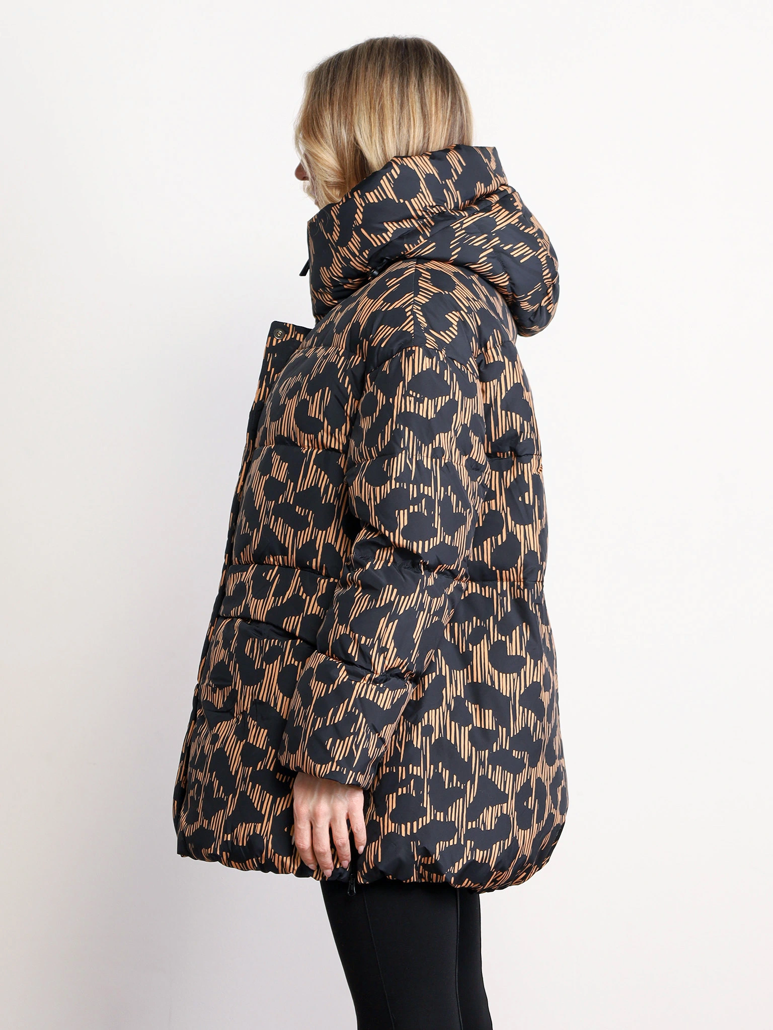 Пуховик с абстрактным принтом коричневого цвета с капюшоном